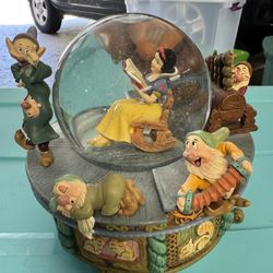 Snow White And 7 Dwarfs Musical Snow globe 