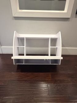 Hanging desk that attaches to wall