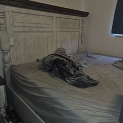 King Sized Bedroom Suit With Mattress