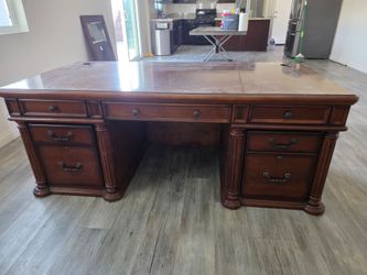 Free desk 2463 E Derby Ln Ontario