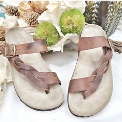 MOUNTAIN SOLE LEATHER UPPER SANDAL SIZE 8 in good condition. Hollie breaded style