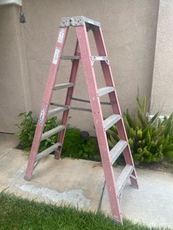 Selling a Werner type IA extra heavy duty 6’ fiberglass ladder, 300 lbs , two sided steps , still in good condition