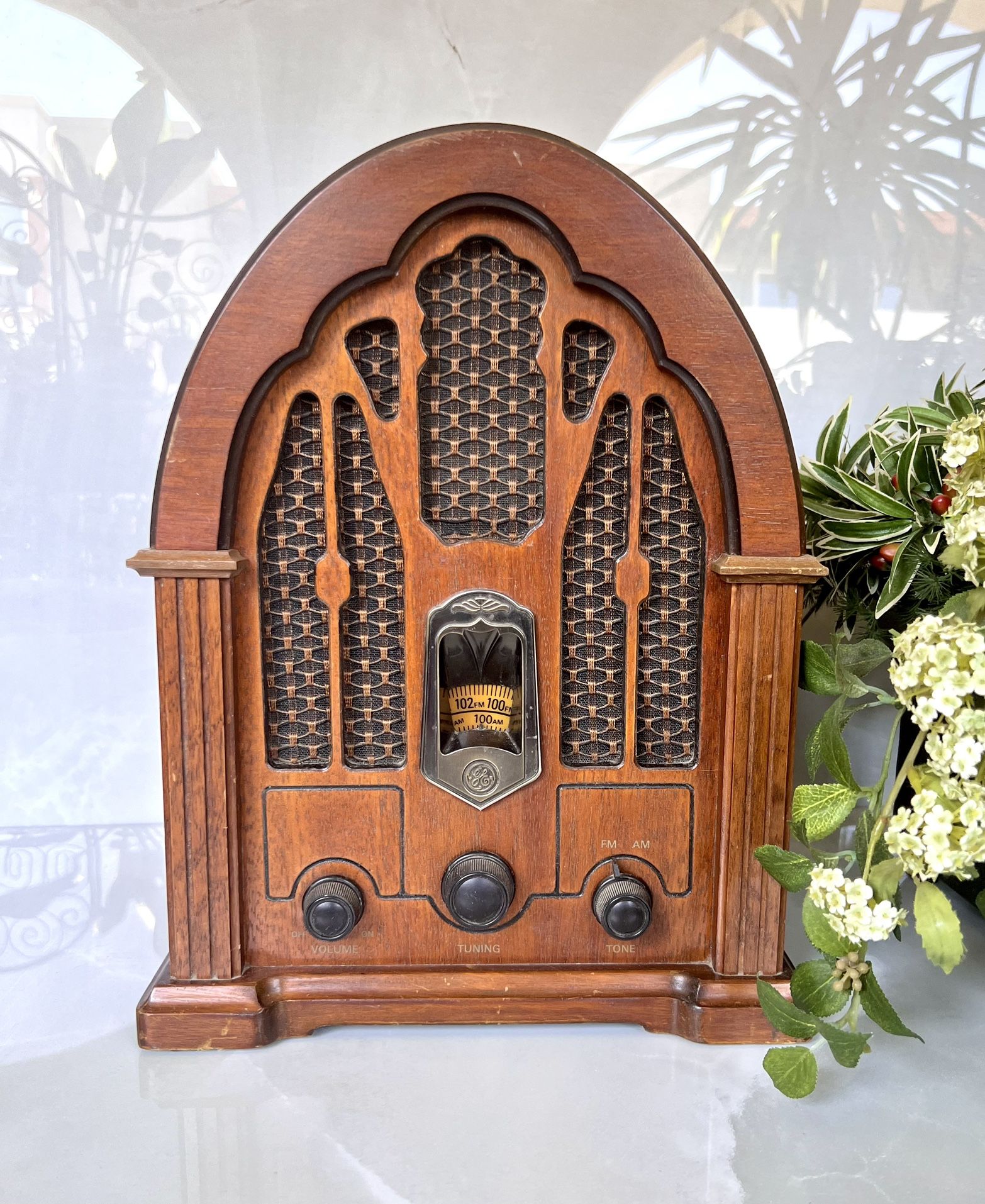 Vintage Cathedral-Style Wooden Radio - Perfect Accent for Modern Interiors Seeking Warmth & Character