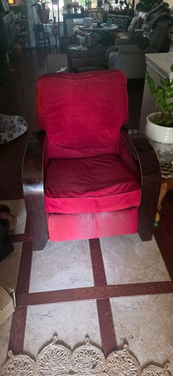 Very Comfortable Chair that needs some love