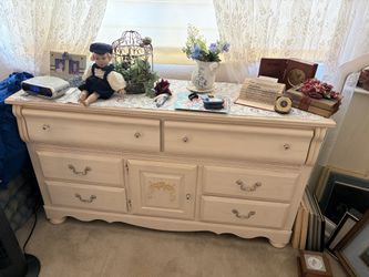Dresser set