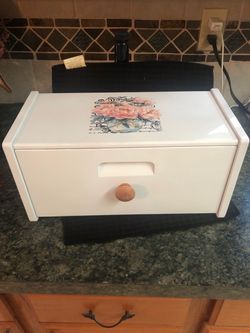 Decorative wooden bread box with knob