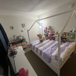 White Wood Full Size Bed 