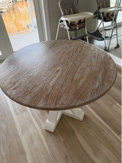 Round table in perfect conditions