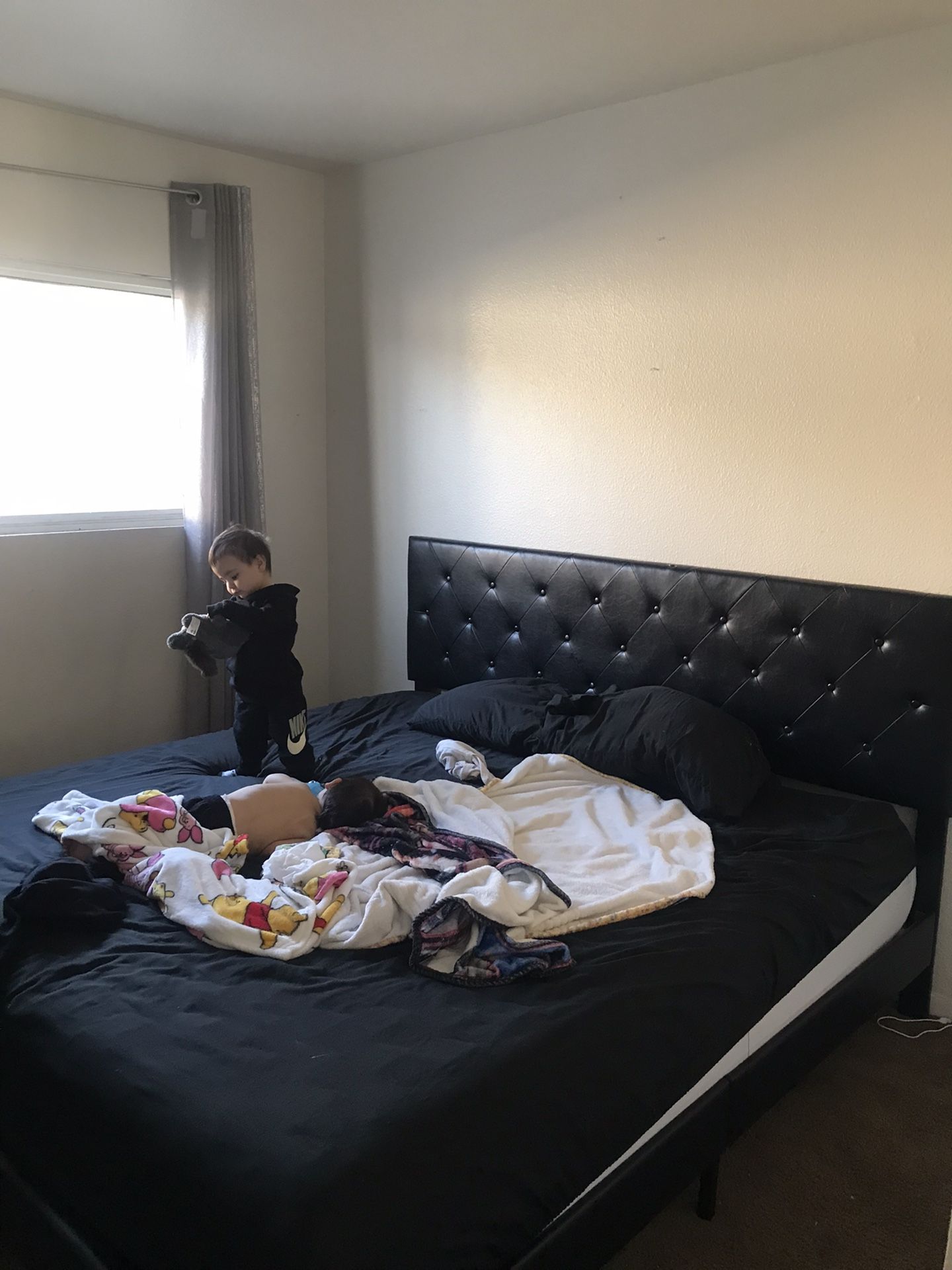 100$ 5 Piece King Size Bedroom Set Must Go Today Before 10:00pm