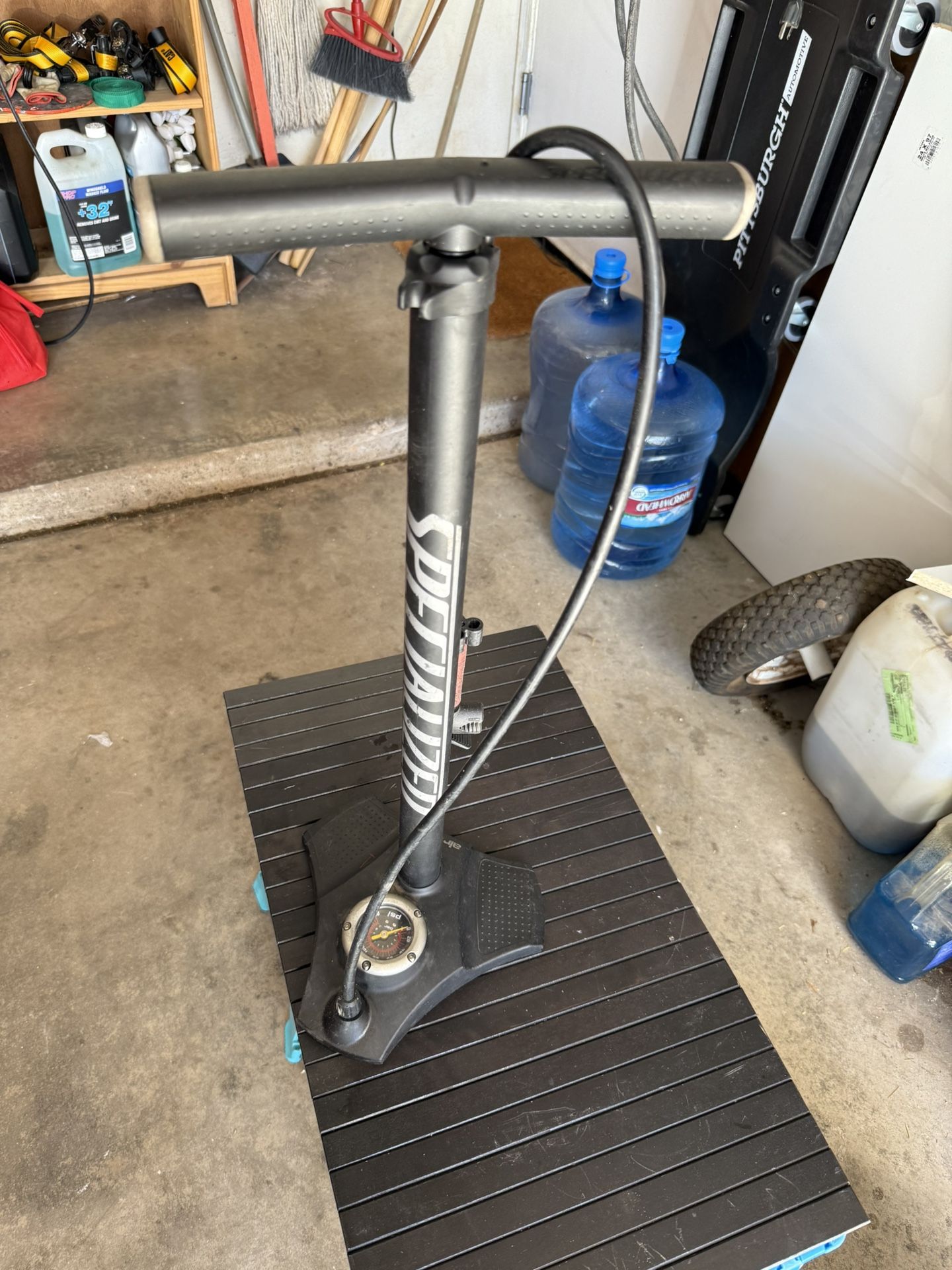 Specialized air pump with gauge