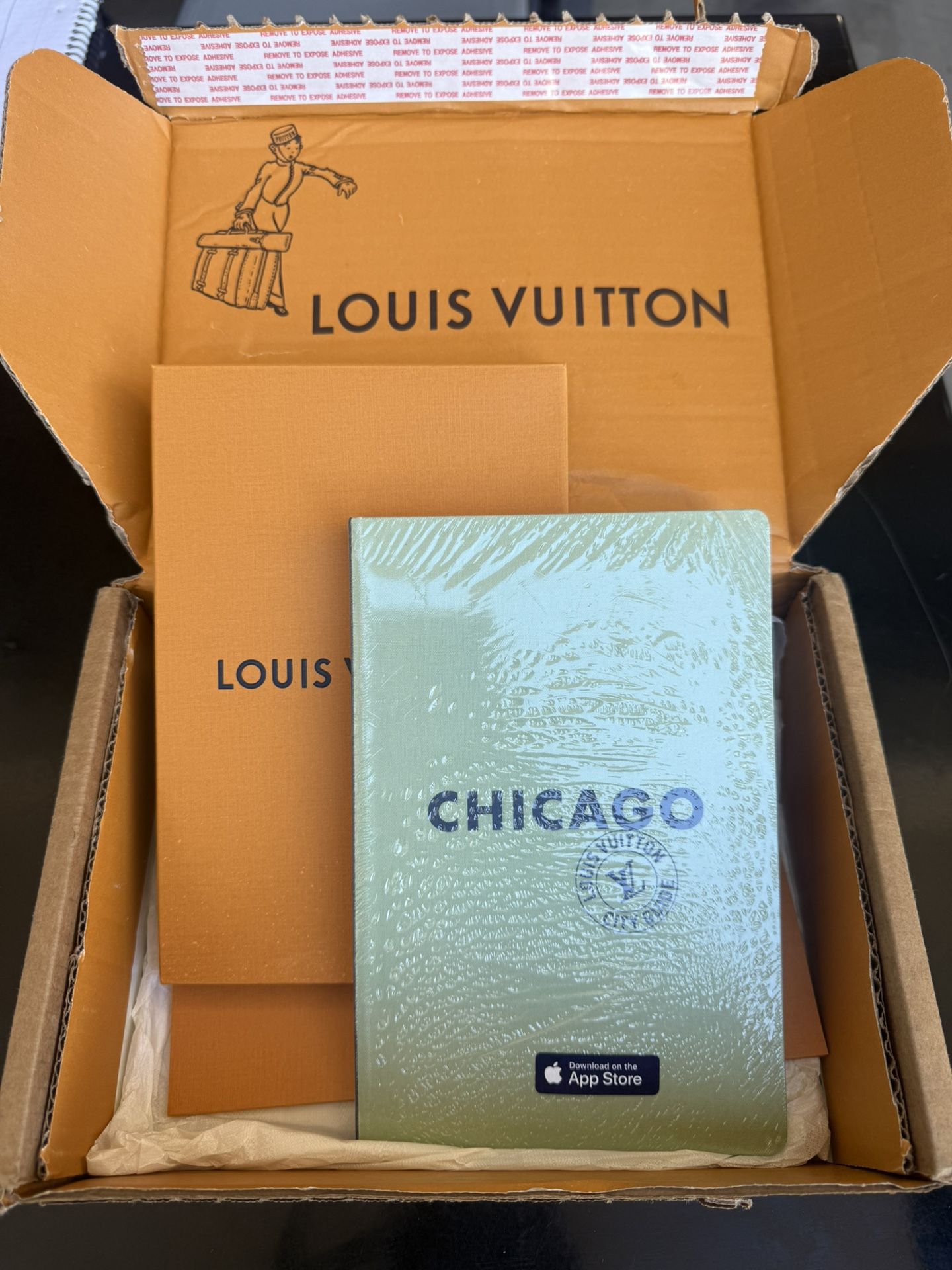 LV Chicago Guide Book