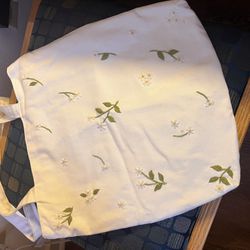 White Flower Embroidered Tote Bag With Zipper
