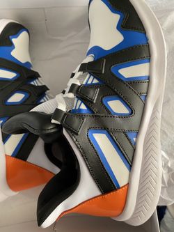 Tennis shoes