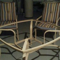 Oudoor table and 4 chairs. 2chairs need cushions.