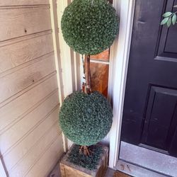 Pre-lit  Topiaries 