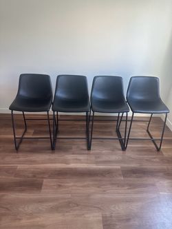 4 hightop chairs stools