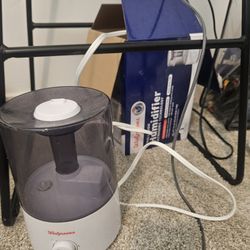 Humidifier with oil tray