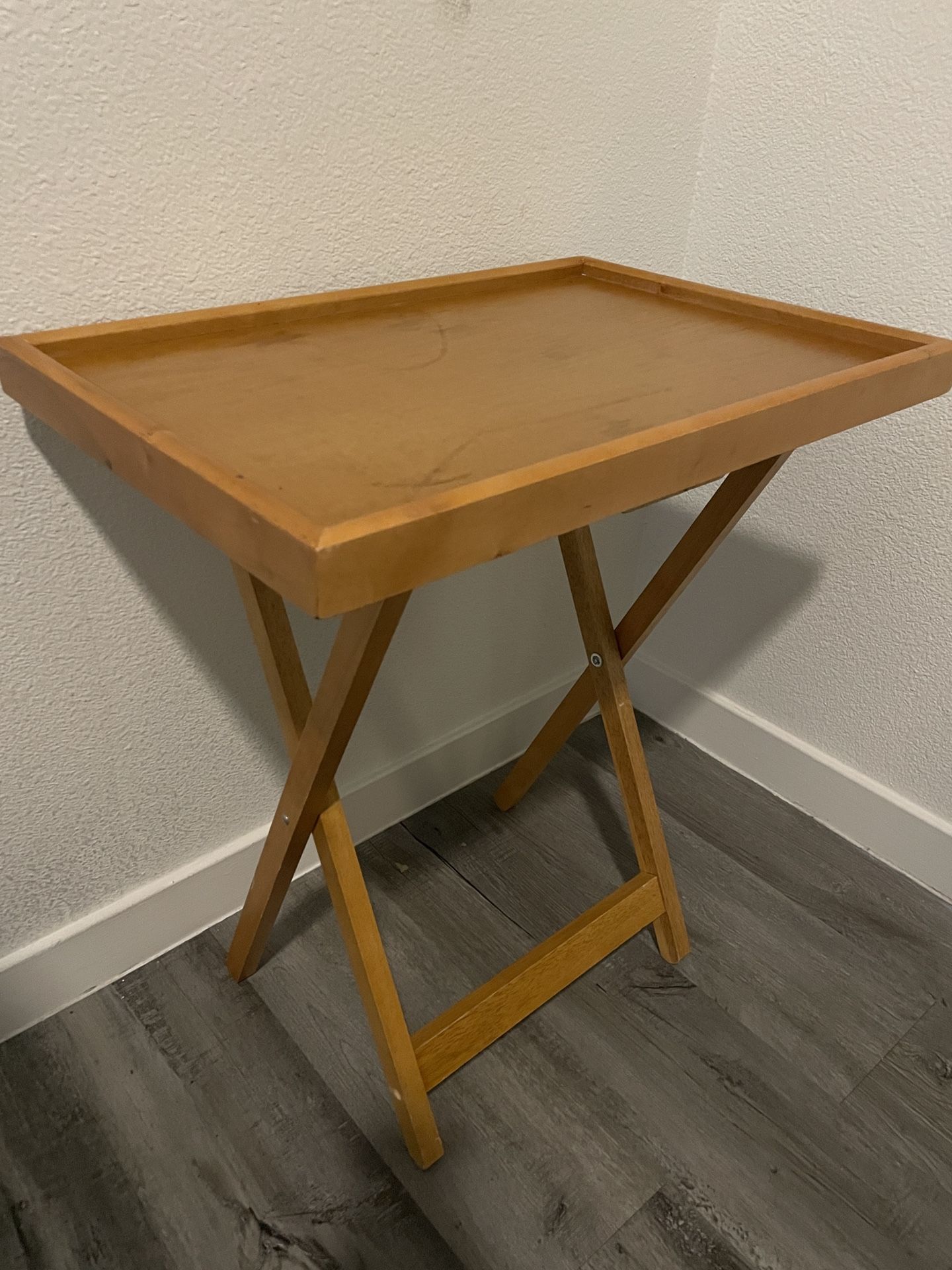 Foldable wood magazine table