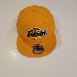Los Angeles Lakers New Era 59FIFTY Fitted Hat Size 7 3/8 New, never been
used.
70% Acrylic, 30% Wool.
Fitted, size 7 3/8. Bright yellow with embroider