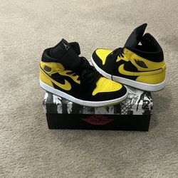 Air Jordan  Number 1 Black And Yellow 