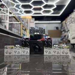 Boss Headphones White & Black ( TAKE HOME IN PAYMENTS TODAY)