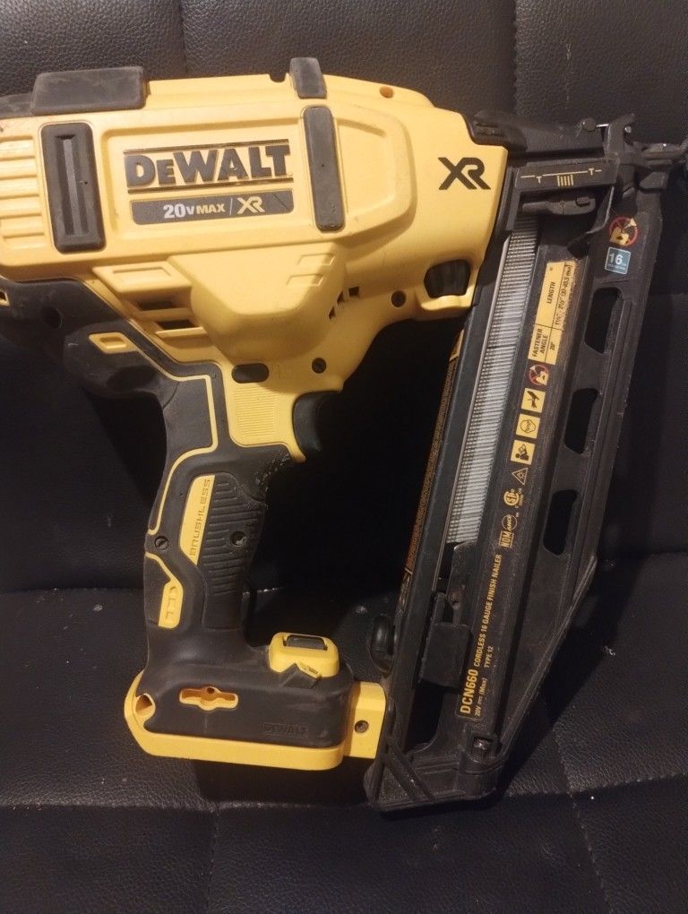 20V MAX XR Lithium-Ion Electric Cordless 16-Gauge Angled Finishing Nailer (Tool Only)