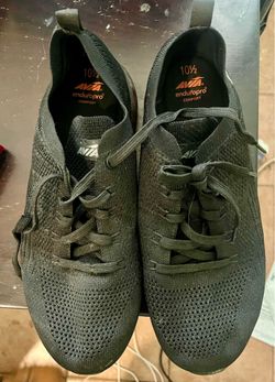 *Avis*Black tennis shoes