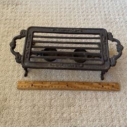 Cast metal heating rack that uses 2 tea candles