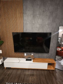 70” Vizio E70-C3 Smart Tv