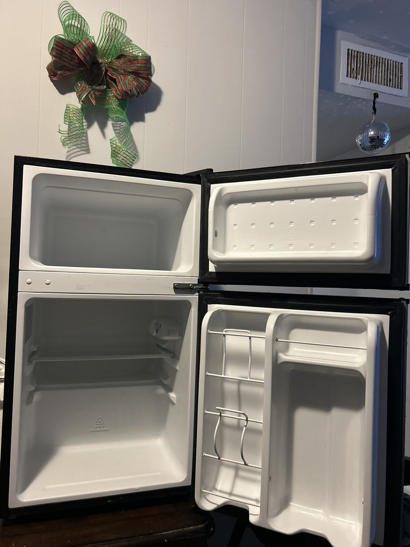 Frigidaire dMini Fridge with Freezer