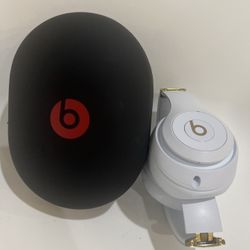Beats by Dr. Dre Studio 3 Wireless Headphones - White (MX3Y2LL/A) Excellent