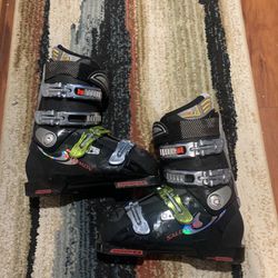 Women’s Size 7 Ski Boots Salomon X-wave 8.0 