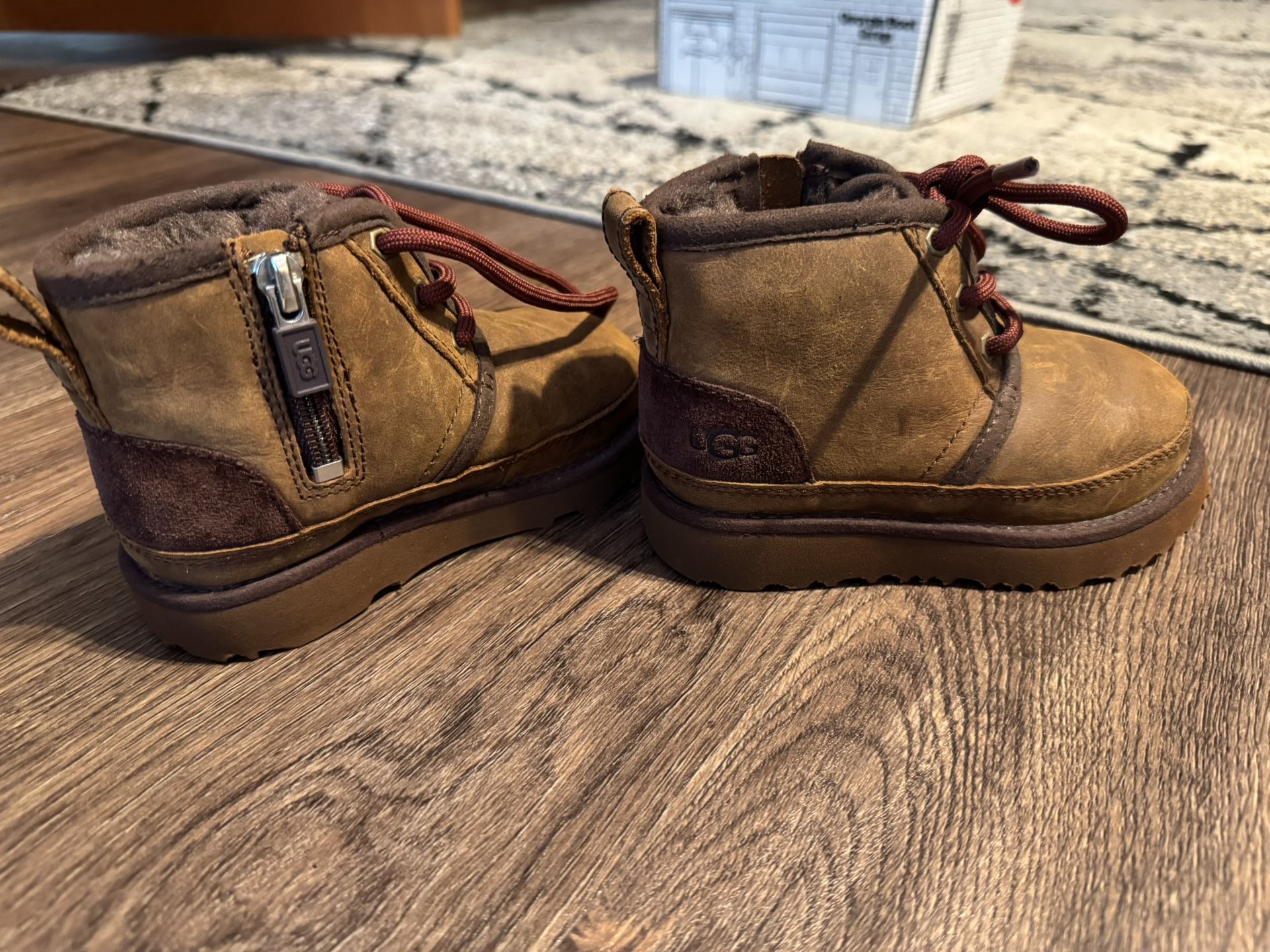 UGG Neumel II Boot (size 8)