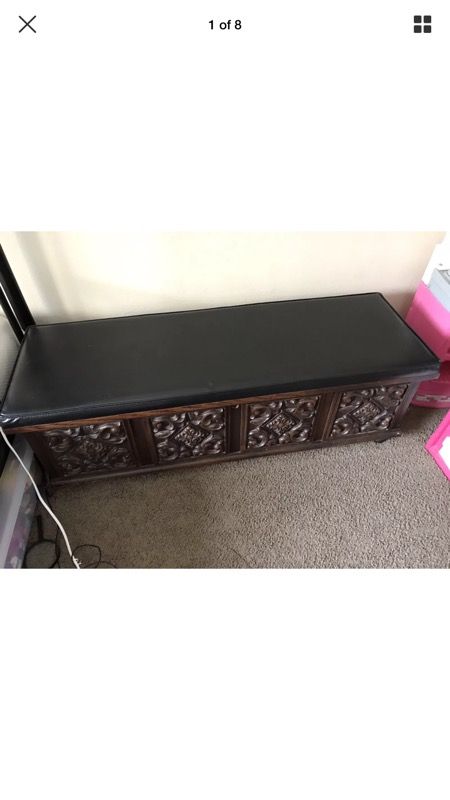 Vintage Lane Cedar Chest, Style No. 2404-23, in very good condition Normal Wear And Tear No Flakes Or Low Ballers Serious Buyers Only