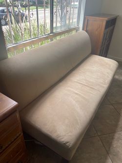 Modern Sofa in Excellent condition. 76”W x 34” D x 32” H