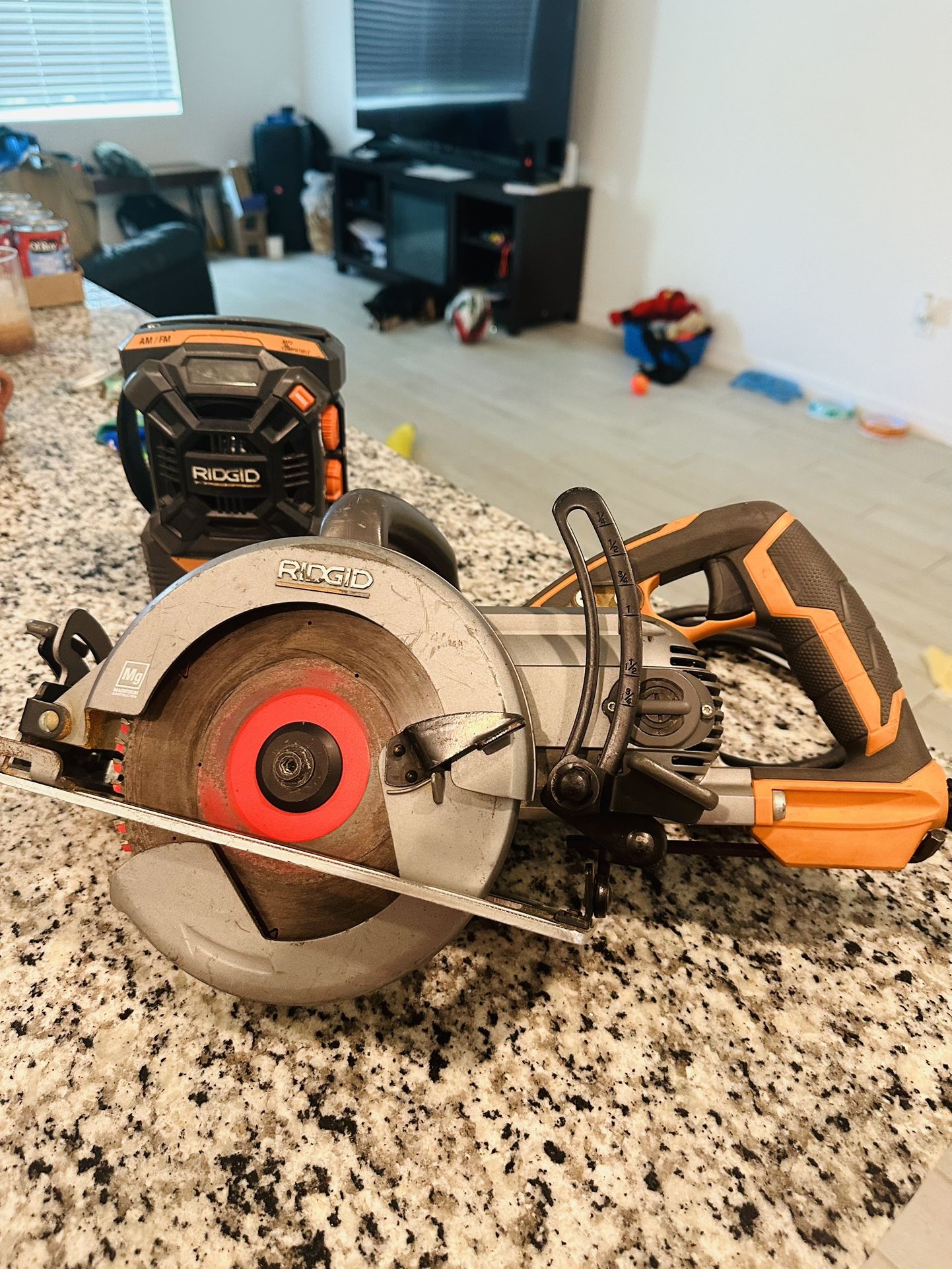 Ridgid Saw Magnesio And Radio 18V