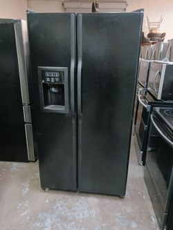 Refrigerator ge side by side in color black all working fine and 40 days warranty Delevery