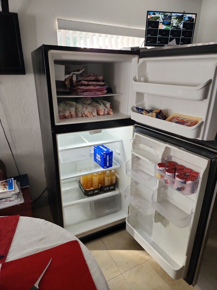 FRIGIDAIRE Refrigerator 30" Wide. Good Condition