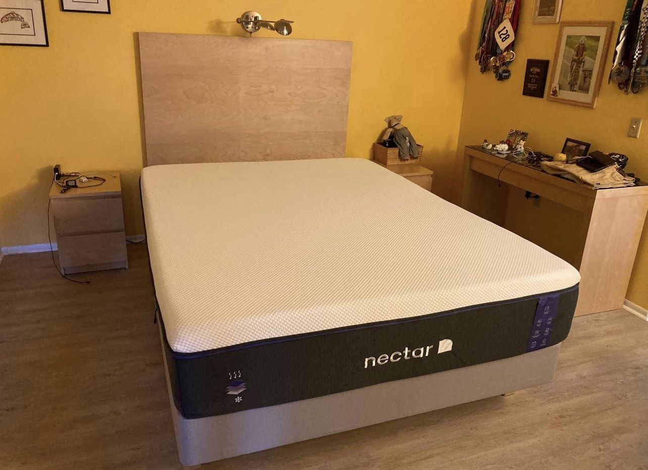 Like New Queen Necatr Premier Mattress / Como Nuevo Colchón Nectar Tamaño Reina