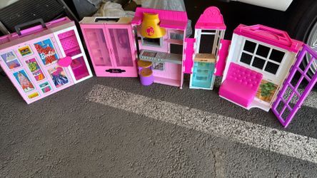 Barbie Cook ‘n Grill Restaurant Barbie  Mattel Pink White   Closet Barbie folding wardrobe