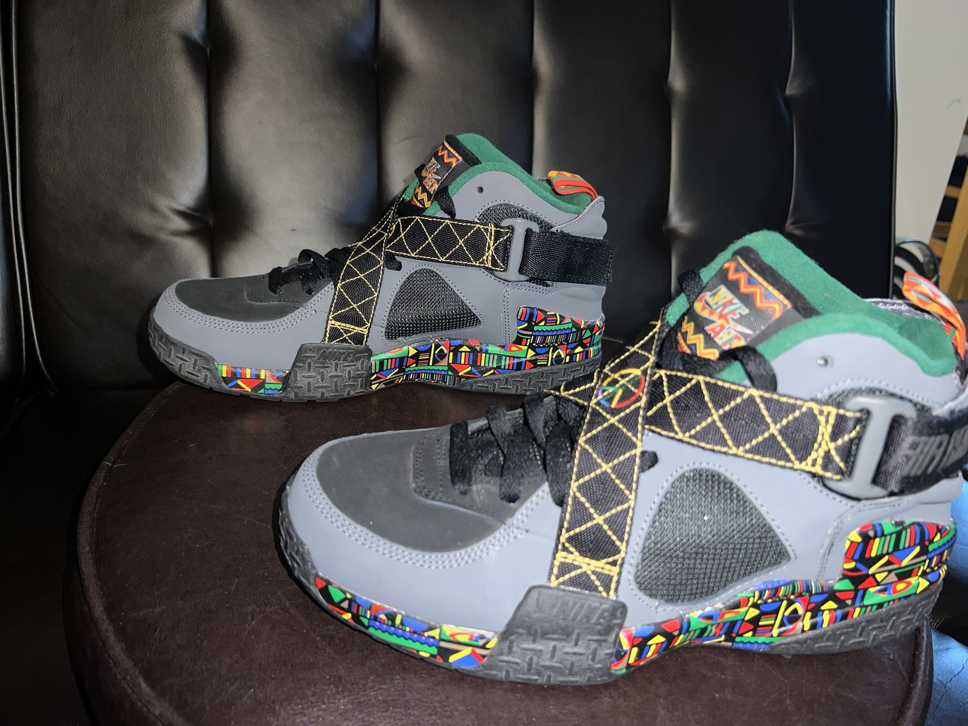 Peace-Themed Basketball Shoes : Nike Air Raid Retro