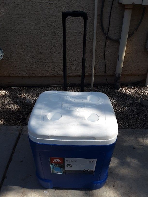 Blue Igloo Ice Cube Ice Chest Cooler On Wheels