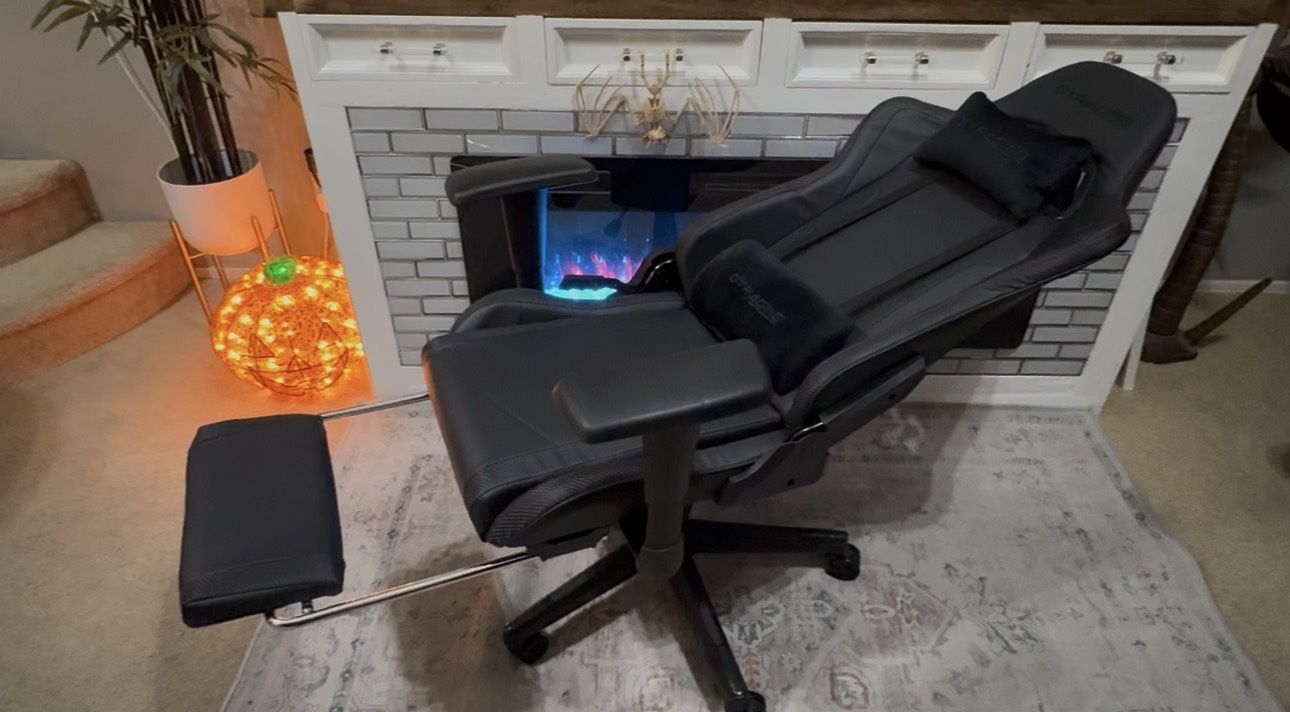 LIKE NEW**GTRACING Gaming Chair w/Footrest Video Game Chair Bluetooth Speakers