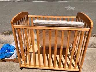 Free adjustable mini crib with wheels