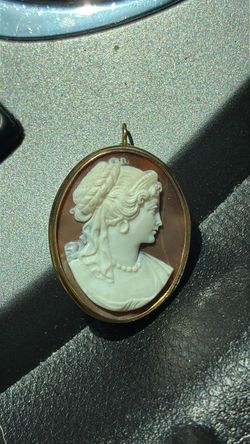 Vintage cameo pendant necklace