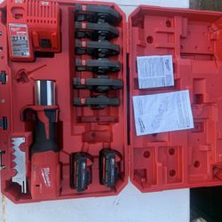 Gently used Milwaukee M18 press tool kit. Includes tool, 2 batteries, charger, and various copper fittings. In good condition. 