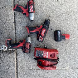 3 Drill(2 Impact) Milwaukee 1 Battery 1 Charger