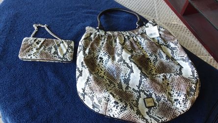 LIZ CLAIBORNE PURSE AND WALLET/CLUTCH