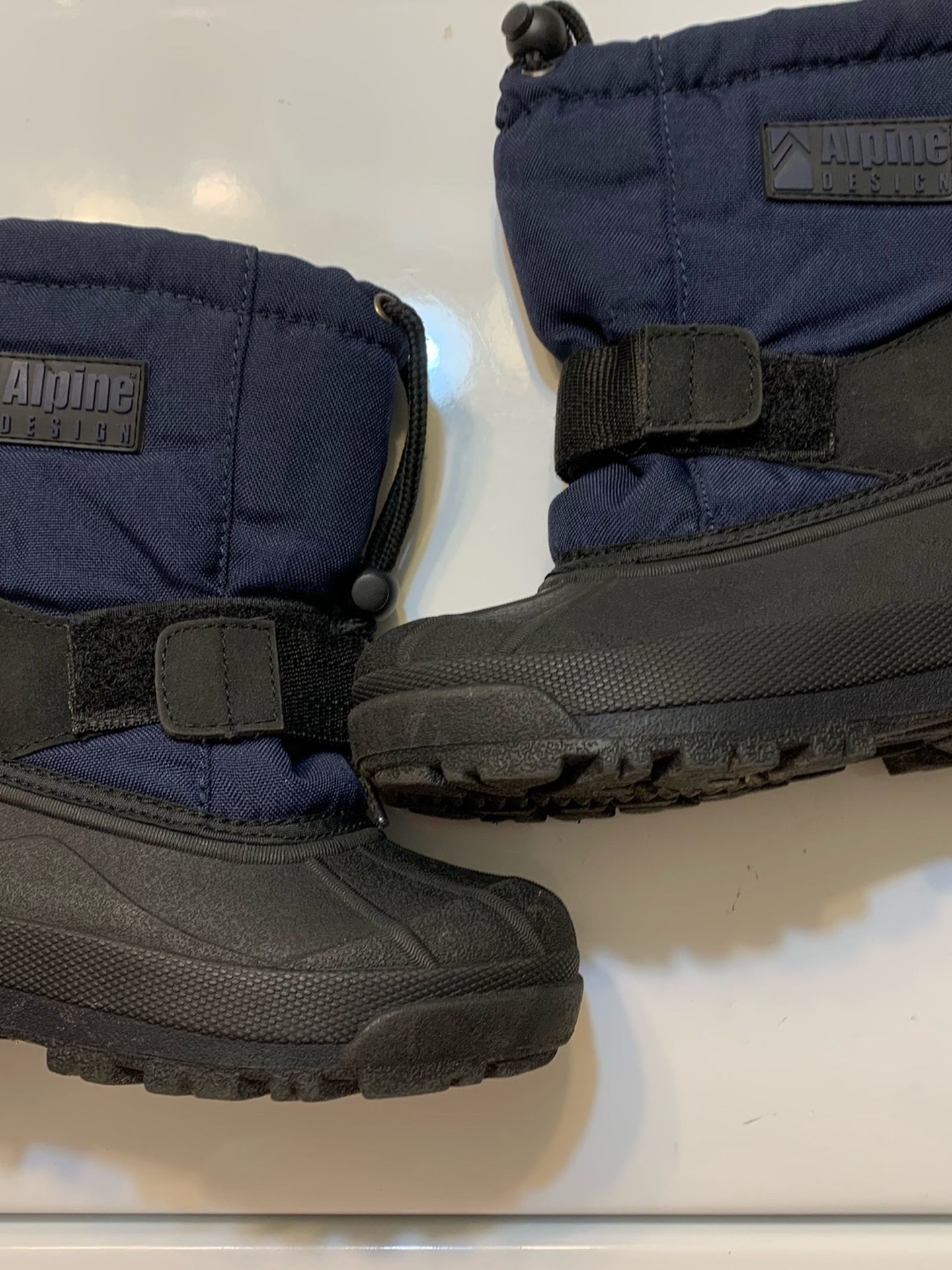 **KIDS WINTER SNOW BOOTS IN GOOD CONDITION SIZE 11-12