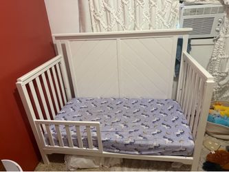Crib/toddler bed with mattress and covers